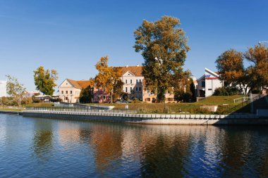 Minsk, Belarus. Ekim 2019. Svisloch Nehri ve Troitskoe Predmestye Şelalesi