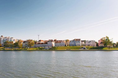 Minsk, Belarus. Ekim 2019. Svisloch Nehri ve Troitskoe Predmestye Şelalesi