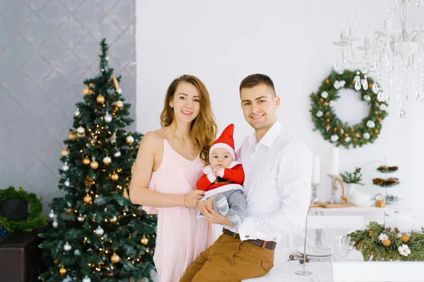 Ailesinin Kollarında Noel Baba Kostümü Içinde Aylık Bebekleri Olan Genç — Stok fotoğraf