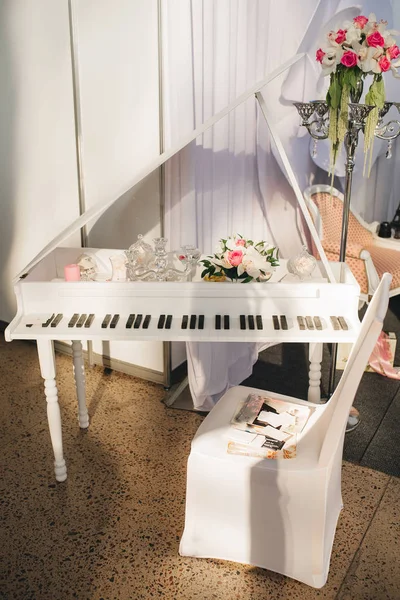 Декоративное Пианино Цветами Свадебном Выставочном Оформлении — стоковое фото