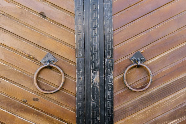 Круглая Дверная Ручка Старой Деревянной Двери — стоковое фото
