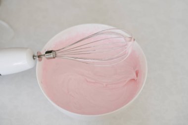 Kasede pembe krem ve tabakta çırpıcı.