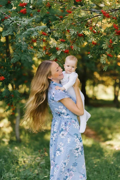 Young Happy Mother Holds Her Baby Son Her Arms Background — Stock Photo, Image