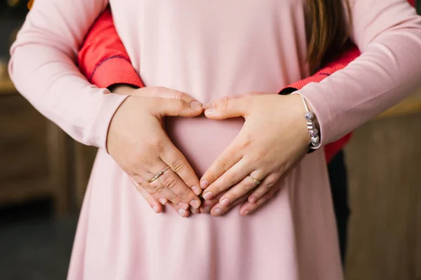 Die Handflächen Einer Schwangeren Frau Und Ihres Mannes Auf Ihrem — Stockfoto