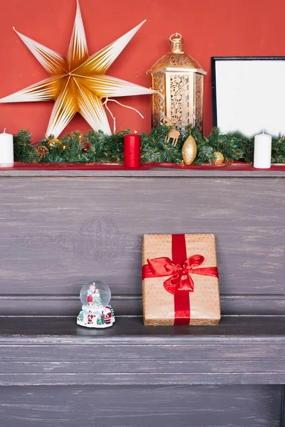 卡夫纸制礼品盒 上有红色蝴蝶结和圣诞装饰 — 图库照片