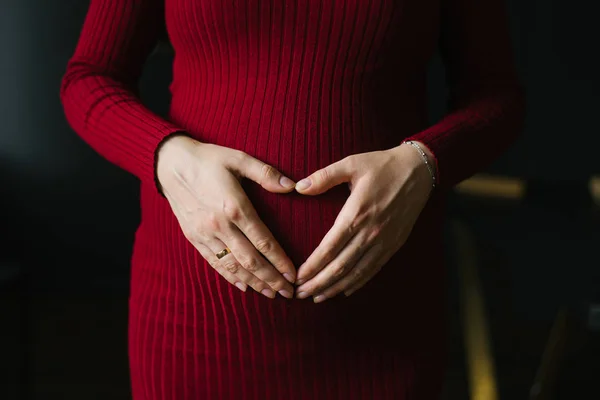 Palmeras Forma Corazón Vientre Una Mujer Embarazada Con Vestido Borgoña — Foto de Stock