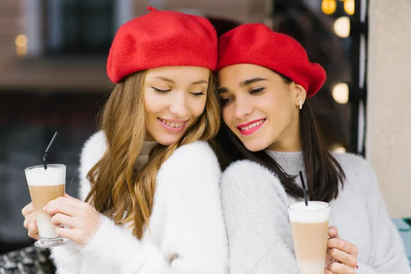 Carino Giovani Donne Berretti Che Tengono Tazze Caffè Nelle Loro — Foto Stock