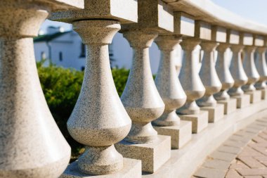 Gri granit balyaları şehirde eskrim olarak kullanılıyor.