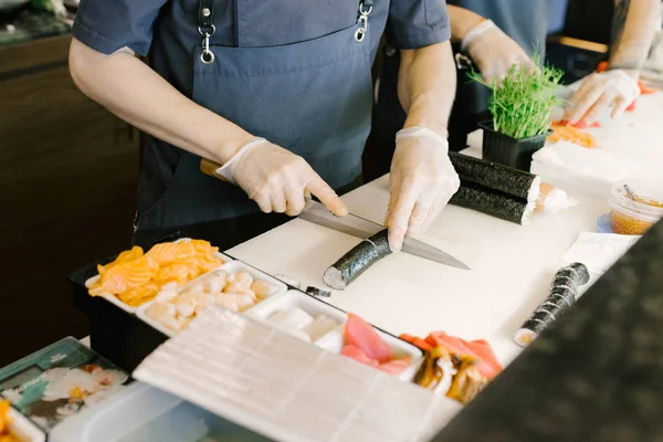 Ręce Szefa Kuchni Który Przygotowuje Sushi Potnie Nożem — Zdjęcie stockowe
