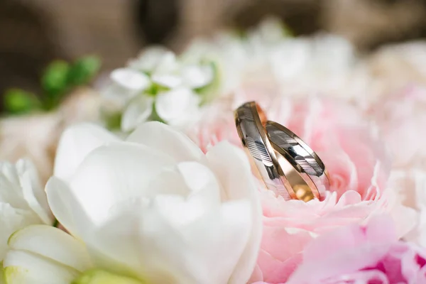 繊細な結婚式の花で結婚指輪を閉じます — ストック写真