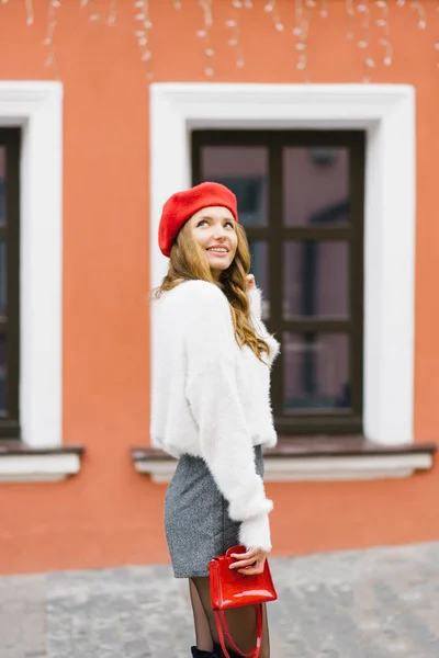 Une Jeune Fille Heureuse Dans Béret Rouge Portant Petit Sac — Photo