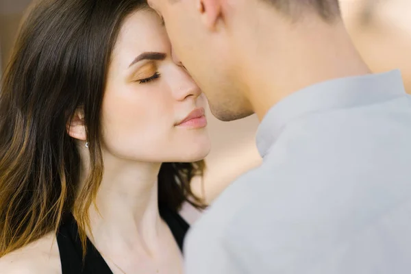 Sanfter Und Zittriger Kuss Auf Die Nase Eines Mannes Und — Stockfoto
