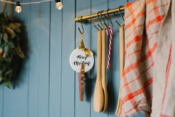 Cuchara Cocina Madera Juguete Con Feliz Inscripción Navidad Toalla Gris — Foto de Stock