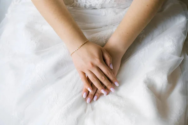 Palma Noiva Com Uma Manicura Casamento Clássica Fundo Vestidos Casamento — Fotografia de Stock