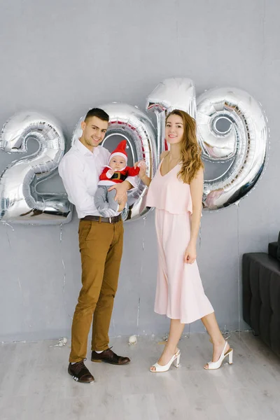 Eine Schöne Familie Mit Einem Baby Arm Auf Dem Hintergrund — Stockfoto