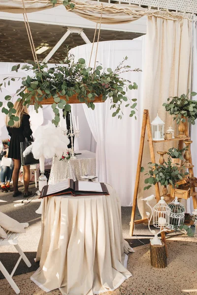 Rustikales Dekor Komposition Aus Eukalyptus Runder Tisch Mit Beiger Tischdecke — Stockfoto