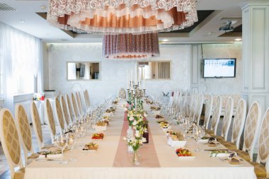 Düğün için bir kafe veya restoranda servis edilen şenlik masası.