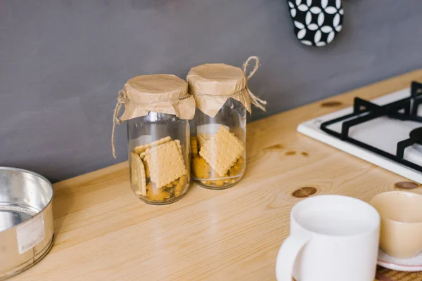 Dos Frascos Galletas Caseras Una Encimera Madera Cocina — Foto de Stock