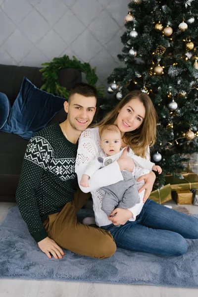 Mutlu Gülümseyen Genç Bir Aile Bebek Annemin Kollarında Noel Ağacında — Stok fotoğraf