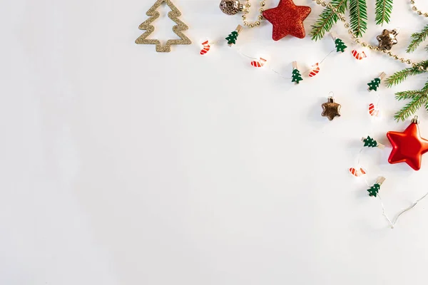 Σύνθεση Χριστουγέννων Και Πρωτοχρονιάς Χριστουγεννιάτικα Παιχνίδια Φώτα Γιρλάντα Και Έλατο — Φωτογραφία Αρχείου