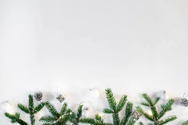 Karácsonyi Újévi Kompozíció Karácsonyi Játékok Fények Vagy Koszorú Lucfenyő Ágak — Stock Fotó