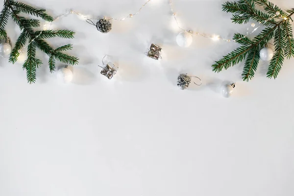 크리스마스와 배경에는 크리스마스 장난감 갈랜드 가문비나무 가지가 복사할 수있는 — 스톡 사진
