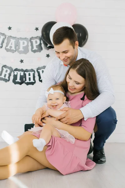 Portrait Young Family One Year Old Girl His Arms Baby — Stock Photo, Image