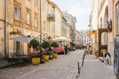 Lviv, Ukrayna. Ekim 2019. Tarihi şehrin sokakları ve üzerinde turistler.