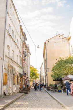 Lviv, Ukrayna. Ekim 2019. Tarihi şehrin sokakları ve üzerinde turistler.