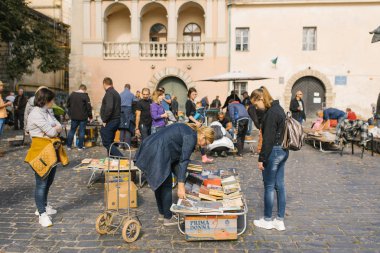 Lviv, Ukrayna. Ekim 2019. Bit pazarı.