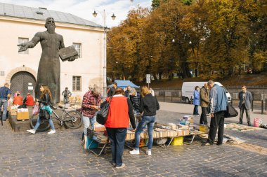 Lviv, Ukrayna. Ekim 2019. Bit pazarı ve ilk yazıcı Fedorov 'un anıtı.