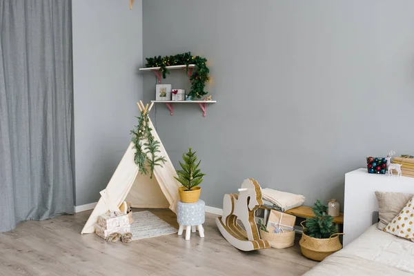 クリスマスと新年のために装飾された子供部屋のインテリア ウィグワム馬の揺れクリスマスツリー — ストック写真