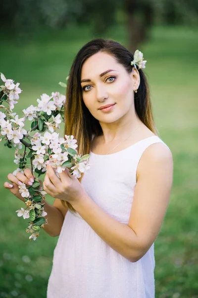 Schönes Mädchen Weißem Kleid Mit Apfelbaumzweig Frühling Professionelles Make Schöne — Stockfoto