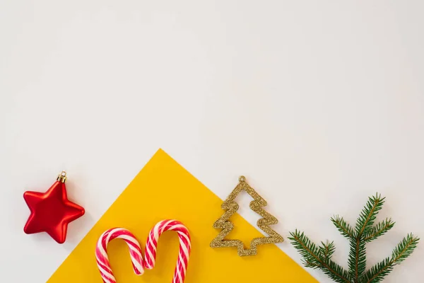 Fondo Papel Multicolor Con Caña Menta Rama Abeto Árbol Navidad — Foto de Stock