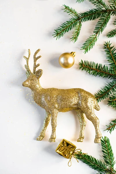 크리스마스나 카드에 황금색 크리스마스 장난감 가문비나무 가지가 배경에 클로즈업되어 — 스톡 사진