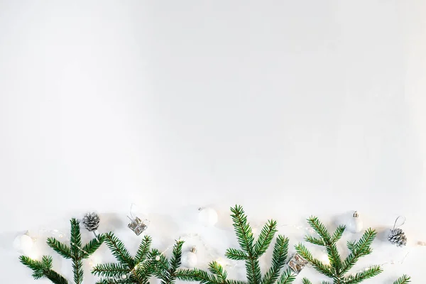Świąteczne Lub Noworoczne Tło Świąteczna Kompozycja Świątecznych Dekoracji Gałązek Jodłowych — Zdjęcie stockowe