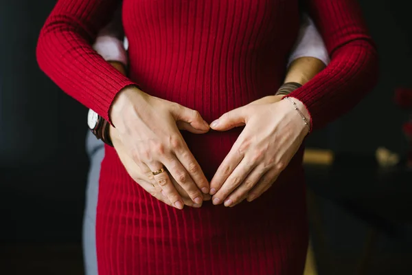 Esperando Bebé Manos Marido Mujer Vientre Embarazada Vestido Rojo Día —  Fotos de Stock