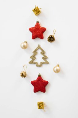 Yaratıcı Noel. Tebrik kartı düzlüğü, üst manzara. Noel oyuncakları Altın ve kırmızı.