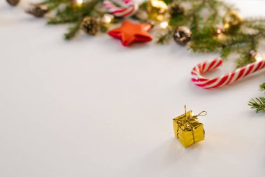 Yılbaşı arkaplanı. Yılbaşı kartı ve mesaj için yer var. Yeni yıl için renkli, parlak bir kart. Boşluğu kopyala