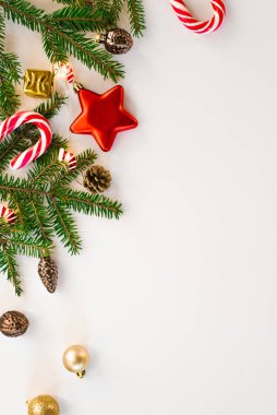 Mutlu Noeller ve mutlu Noeller tebrik kartı, çerçeve. Yeni yıl. Noel süsleri, oyuncaklar, nane şekeri ve ışıklar. - Kış tatili. - Düzlük. Tebrik kartı