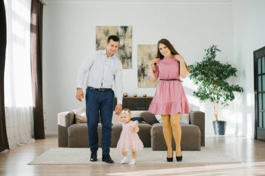 Küçük kızıyla mutlu bir aile. Boş zamanlarını dairelerinde geçiriyorlar.