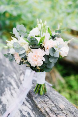 Kırsal tarzda güzel bir düğün buketi okaliptüs ve karanfillerle, gelin için methiyeler