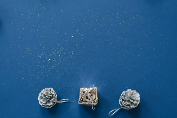 Cones Prata Pequeno Presente Fundo Lantejoulas Azul Brilhante Com Espaço — Fotografia de Stock