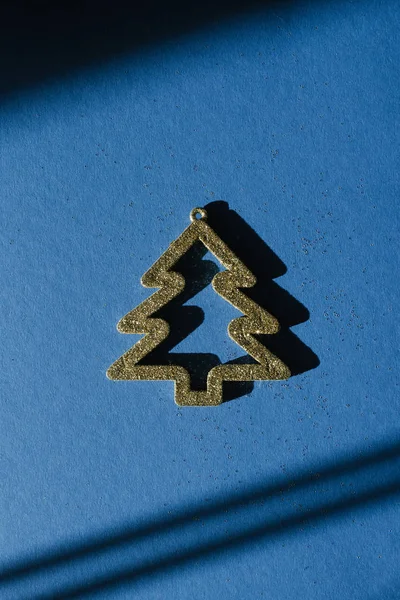 Árbol Dorado Con Lentejuelas Sobre Fondo Azul Con Sombras Elegante — Foto de Stock