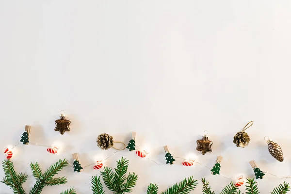 Karácsonyi Háttér Karácsonyfa Kúp Koszorú Fények Fehér Háttér Felülnézeti Fénymásolás — Stock Fotó