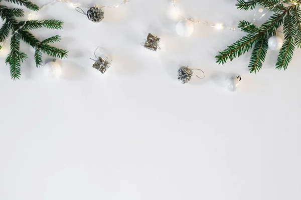 Χριστούγεννα Πρωτοχρονιά Φόντο Απλή Σύνθεση Χριστουγεννιάτικων Διακοσμήσεων Δένδρων Και Κλαδιών — Φωτογραφία Αρχείου