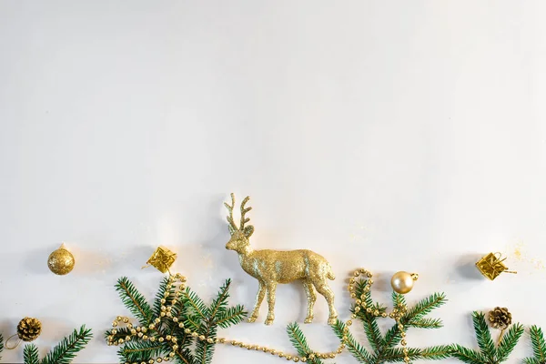 圣诞节或新年背景 圣诞树装饰和冷杉枝条的简单构图 扁平的图层 空白的问候语空间 — 图库照片
