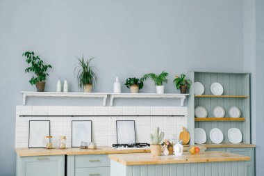 Mutfağın içi İskandinav tarzı beyaz ve nane renginde..