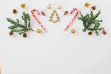 Noel süslemeleri Noel ağacı topları, nane şekerleri, köknar dalları. Noel gazeteleri. düz yatış, üst görünüm
