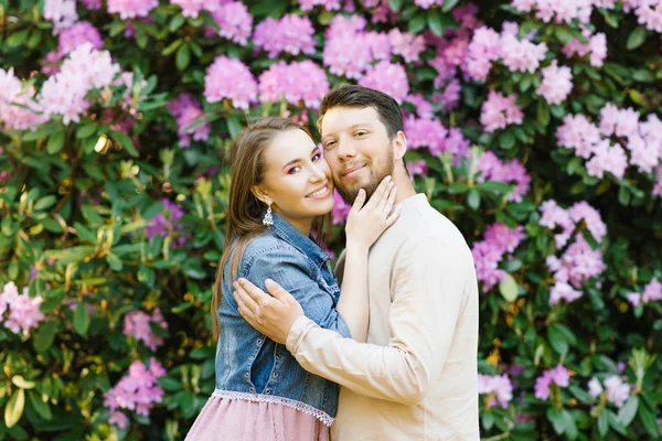 Glückliches Junges Verliebtes Paar Das Lächelnd Die Rhododendronblüte Frühling Genießt — Stockfoto